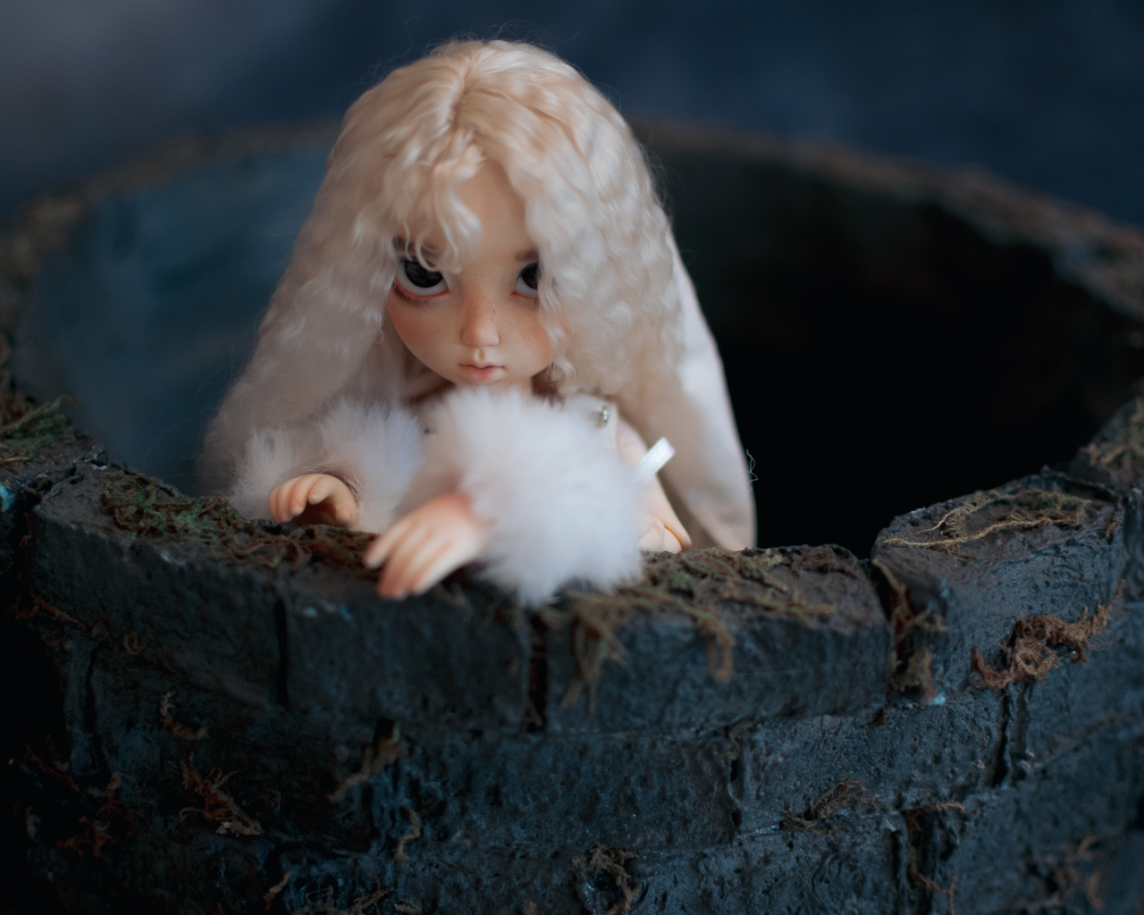 Portait photo of a Fairyland Littlefee Soony ball-jointed doll coming out of a well